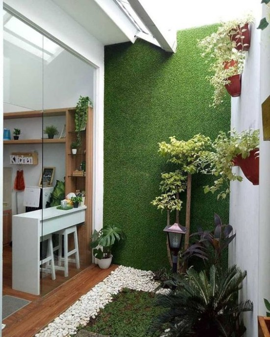 Cukup dengan sepetak dinding dan bingkai tanah yang ditata sedemikian rupa, anda bisa punya taman di dalam rumah instan yang membuat suasana semakin segar setiap saat.